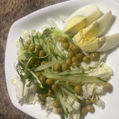 Салат из пекинской капусты со свежим огурцом, зеленым горошком и яйцом со сметаной