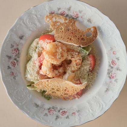 Салат с креветками и соусом цезарь