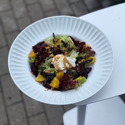 Салат из печеной свеклы с апельсином,сыром фета,цитрусовой заправкой и черносливом