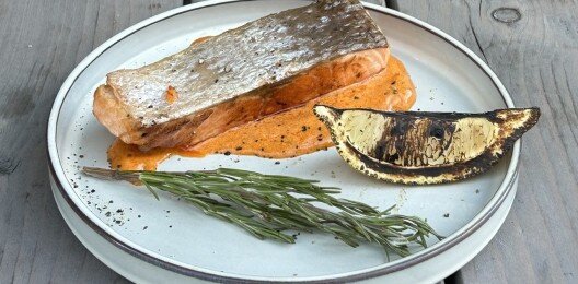 Стейк лосося с соусом том-ям