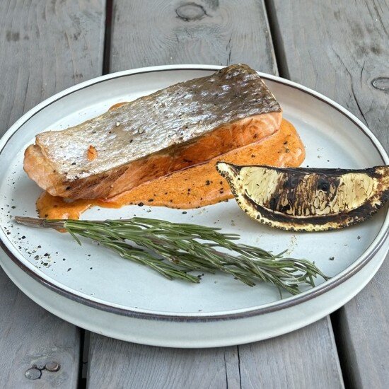 Стейк лосося с соусом том-ям