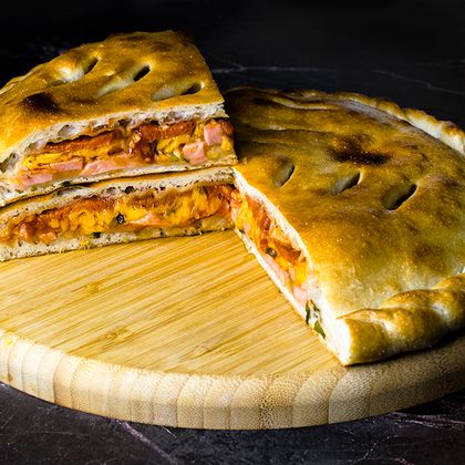 Пирог с пепперони и сырами