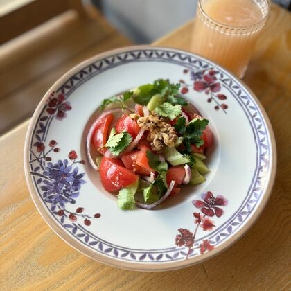 Салат из томата и огурца с зеленью, бальзамической заправкой и грецким орехом