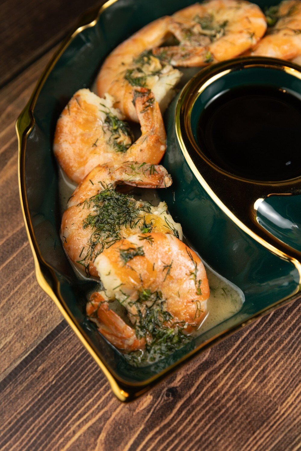 Креветки жареные в белом вине и зеленью