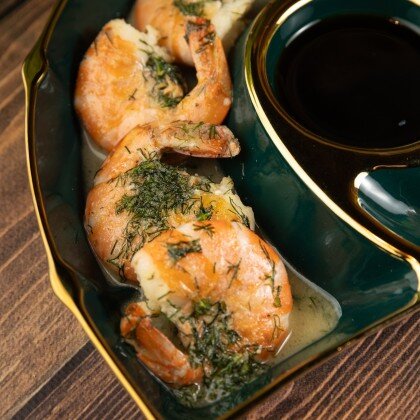 Креветки жареные в белом вине и зеленью