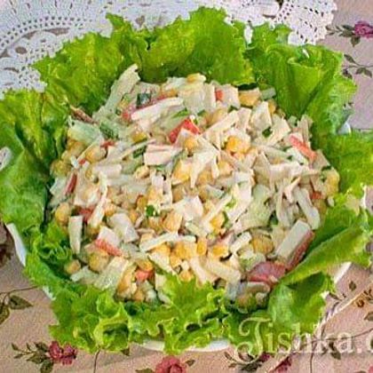 Салат с крабовыми палочками и кукурузой