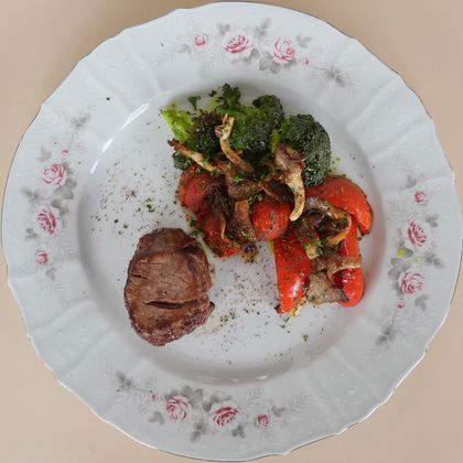 Стейк из говядины с овощами гриль