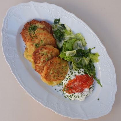 Драники со сметаной и красной икрой