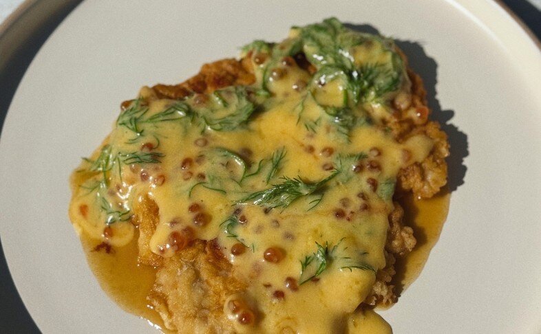 Шницель из свиной корейки с соусом берблан и икрой