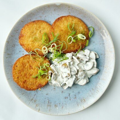 Драники с грибами в сметанном соусе