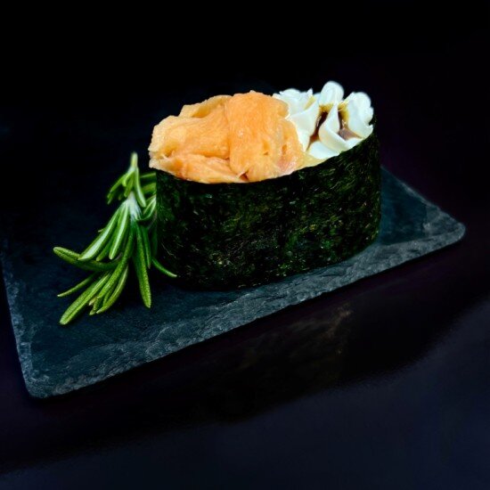 Острый гункан лосось 1 шт.