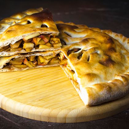 Пирог с яблоками и корицей