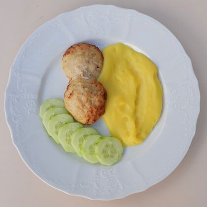 Куриные котлетки с картофельным кремом и свежими овощами