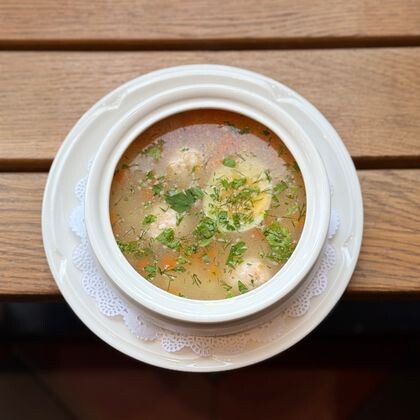 Рыбный бульон 
с фрикадельками, картофелем, рисом и укропом