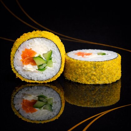 Горячий ролл с лососем