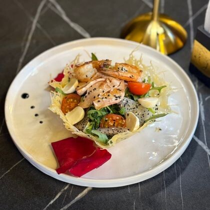 Салат в сырной корзинке из рукколы и креветок