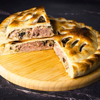 Пирог со свининой, сыром и грибами